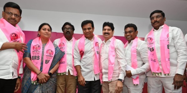 1692698851_BRS-leaders-including-KT-Rama-Rao-inducting-T-Venkat-Rao-third-from-right-back-to-the-BRS.-X.jpeg